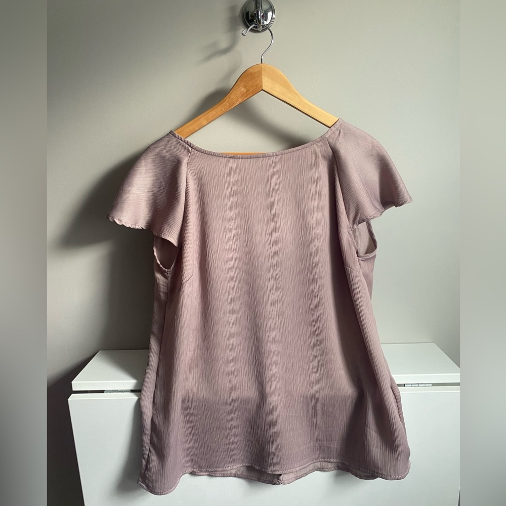 Short sleeved blouse with ruffle detail in back
